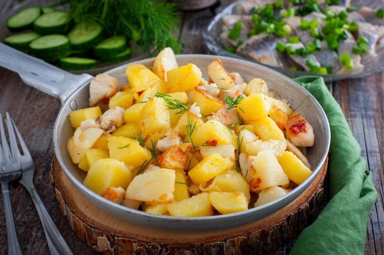 Hähnchenbrust mit Kartoffeln in der Pfanne