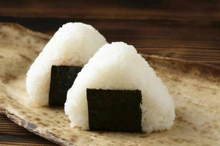 Onigiri mit Thunfisch aus der Dose