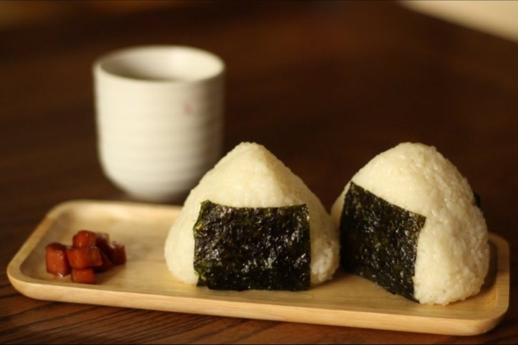Onigiri mit Gurke und Daikon