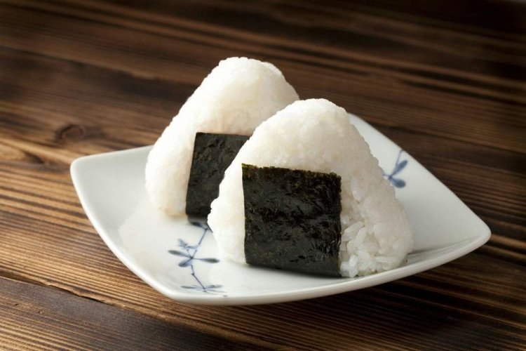Onigiri mit Krabbenstäbchen