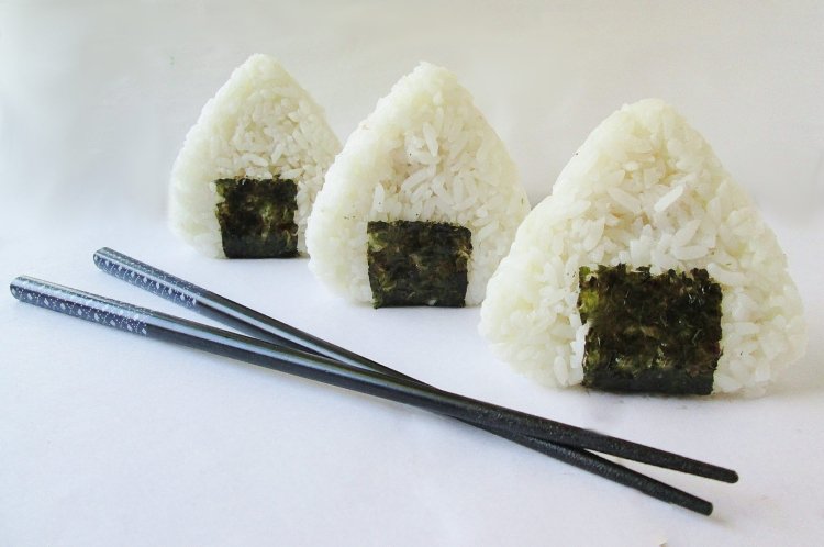 Onigiri mit Avocado