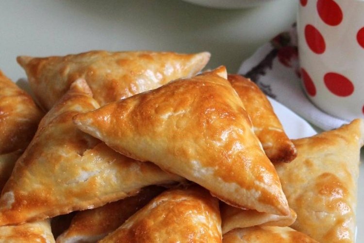 Samosa with Unleavened Dough and Herbs