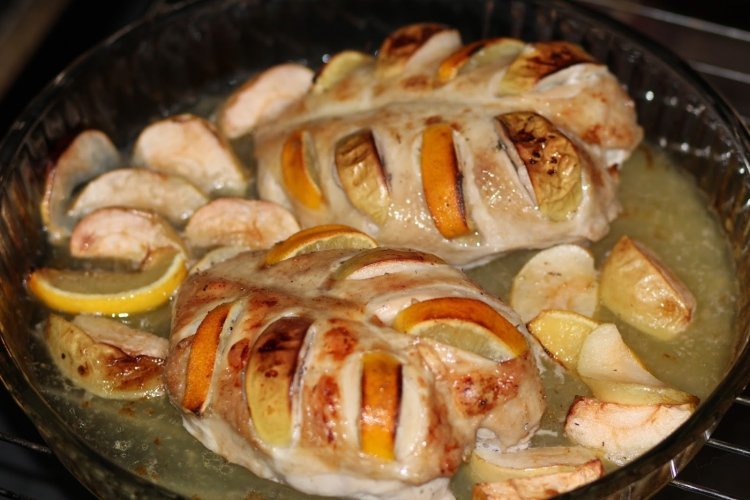Chicken Breast with Apples in the Oven