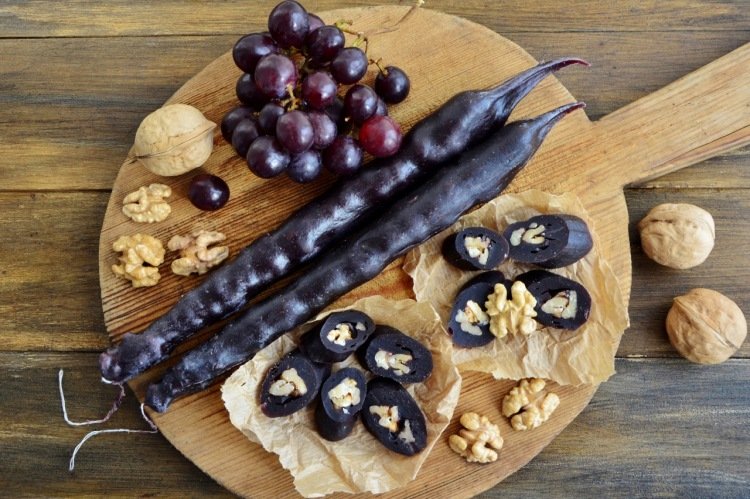 Churchkhela mit Honig und Kürbiskernen