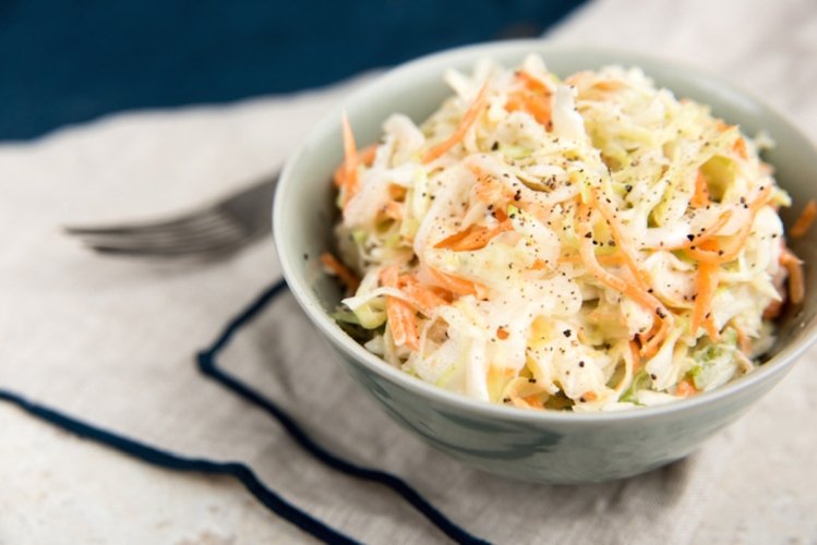 Coleslaw mit Pfirsichsaft