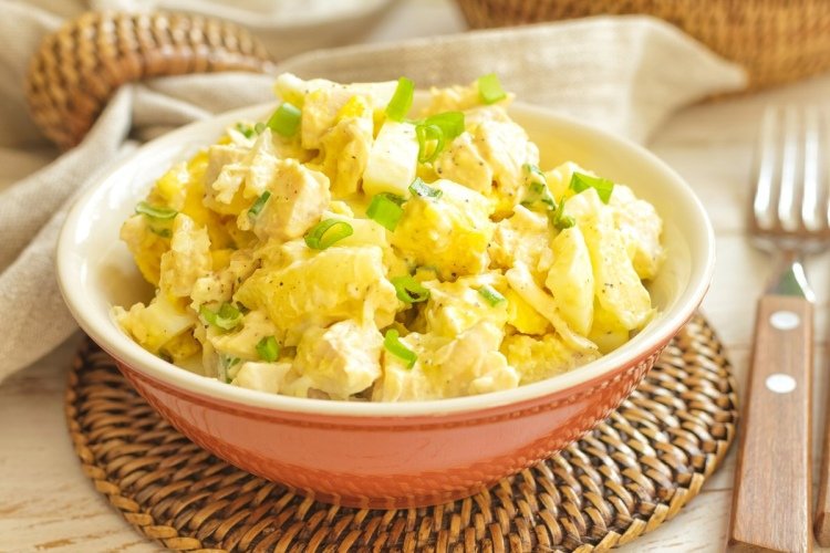 Salat mit Hähnchenbrust und Ananas
