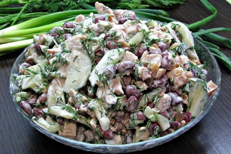 Salat mit Bohnen und Hähnchenbrust