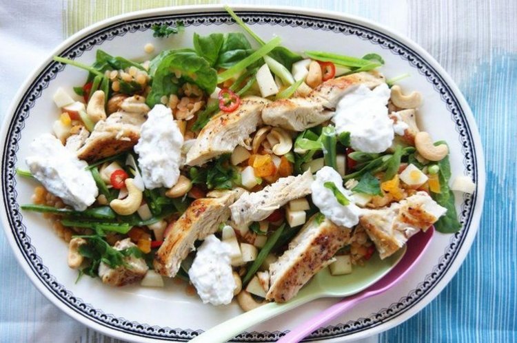Salat mit Hähnchenbrust und Feta