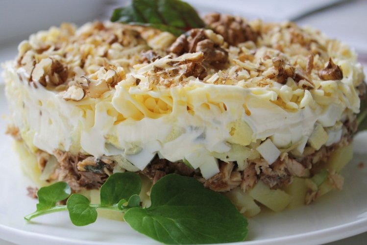 Salat mit Hähnchenbrust und Apfel