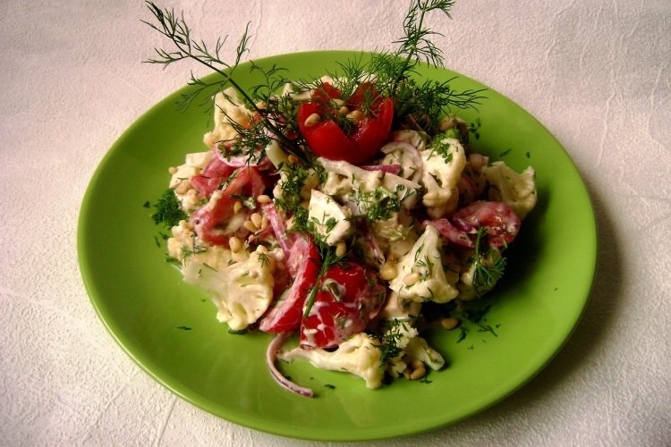 Salat mit Hähnchenbrust und Blumenkohl