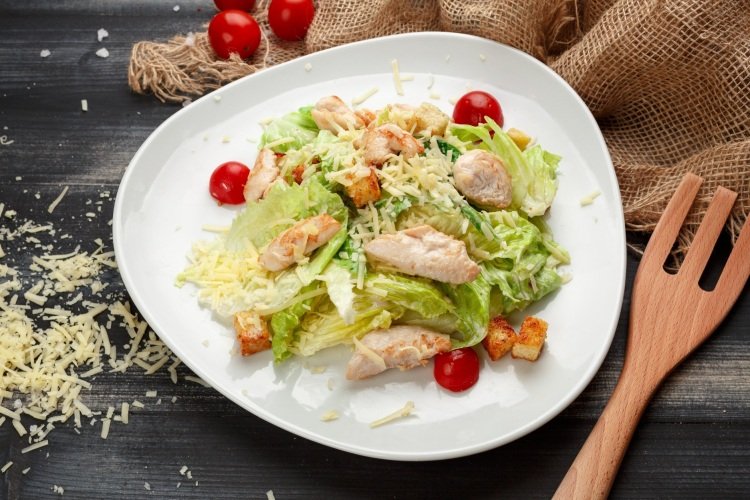Caesar-Salat mit Hähnchenbrust