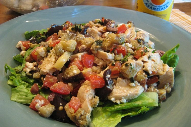 Salat mit Hähnchenbrust und Auberginen