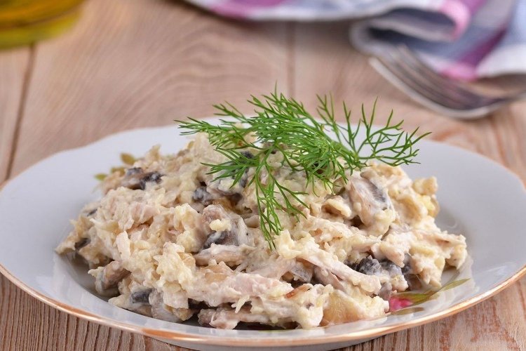 Salat mit Hähnchenbrust und Pilzen