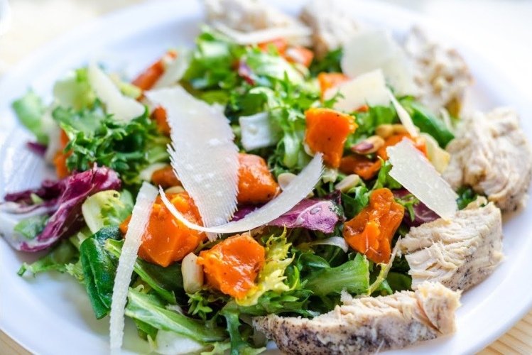 Salat mit Hähnchenbrust und Kürbis