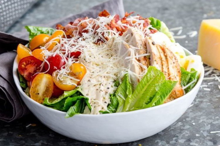 Salat mit Hähnchenbrust, Tomaten und Speck