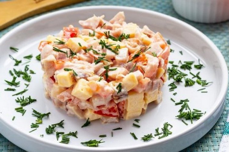 Salat mit Hähnchenbrust, Eiern und Käse