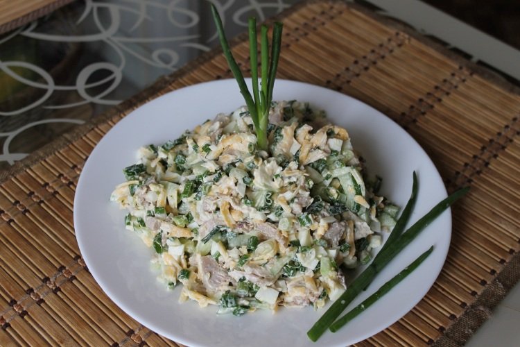 Salat mit Hähnchenbrust, Eiern und Kräutern