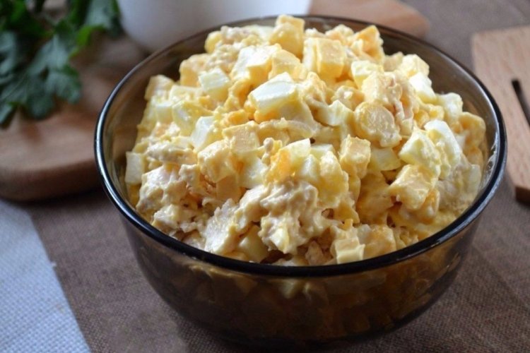 Salat mit Hähnchenbrust und drei Käsesorten
