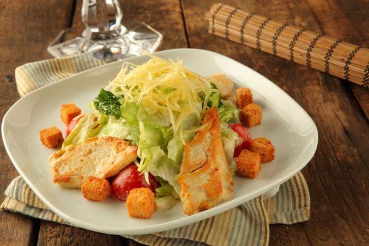 Salat mit Hähnchenbrust und Croutons