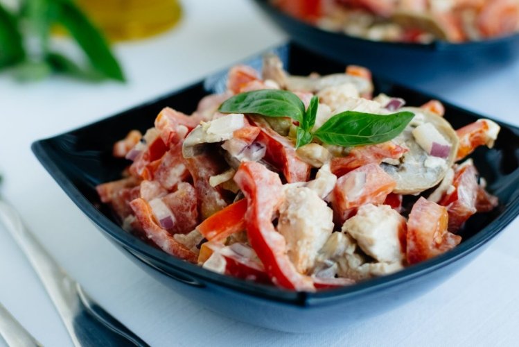 Salat mit Hähnchenbrust und Paprika
