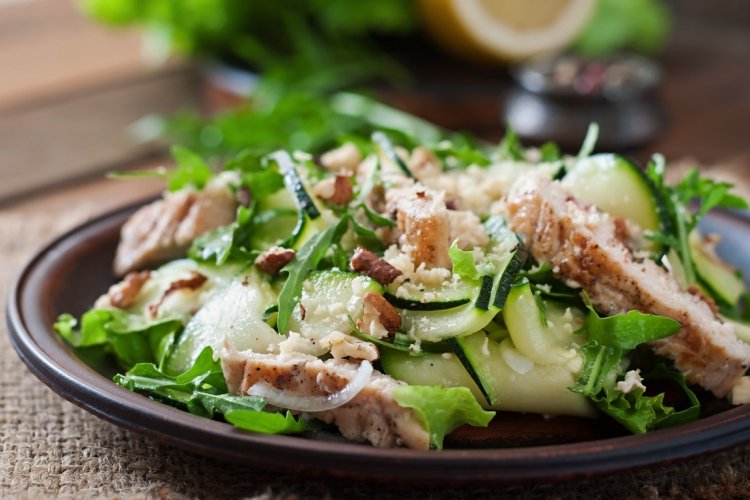Salat mit Hähnchenbrust und Gurken