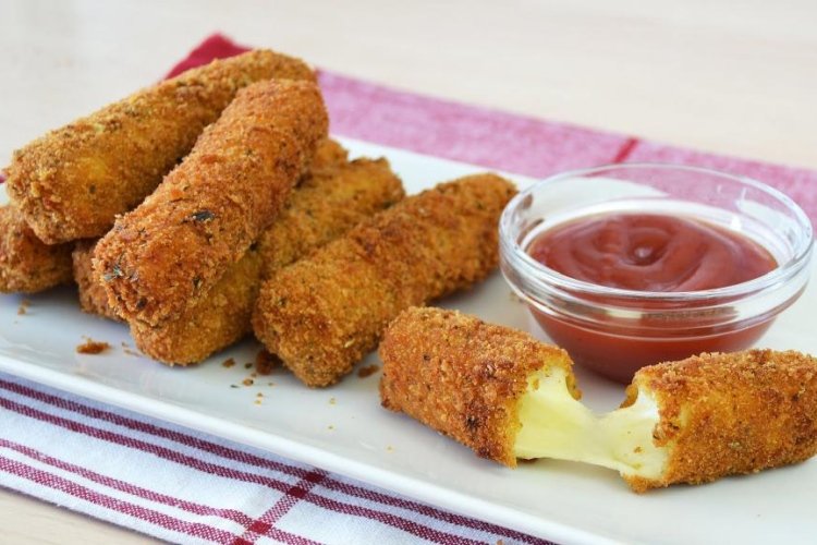 Käsesticks in Paniermehl frittiert