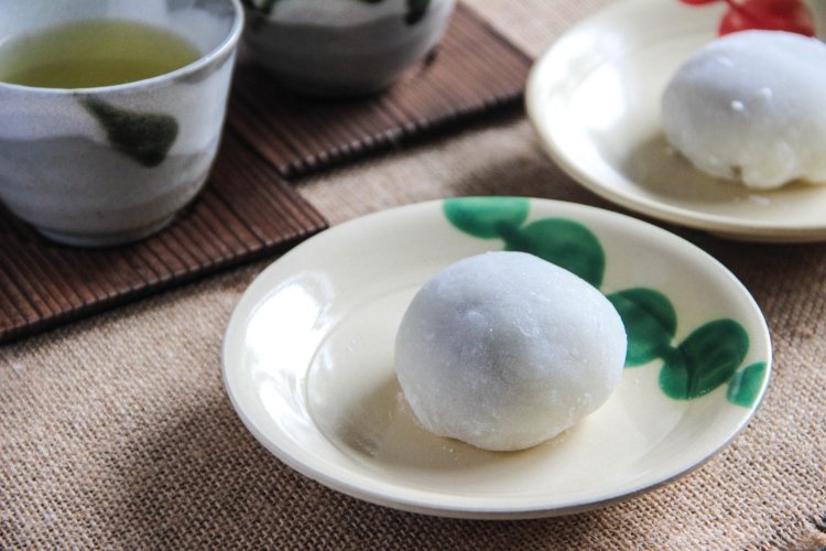 Mochi mit Puderzucker in der Mikrowelle