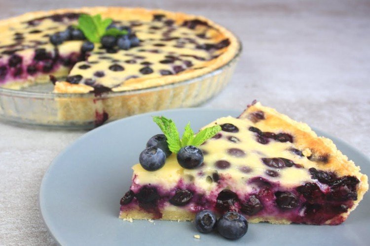 Pastel con bayas y cobertura de crema agria