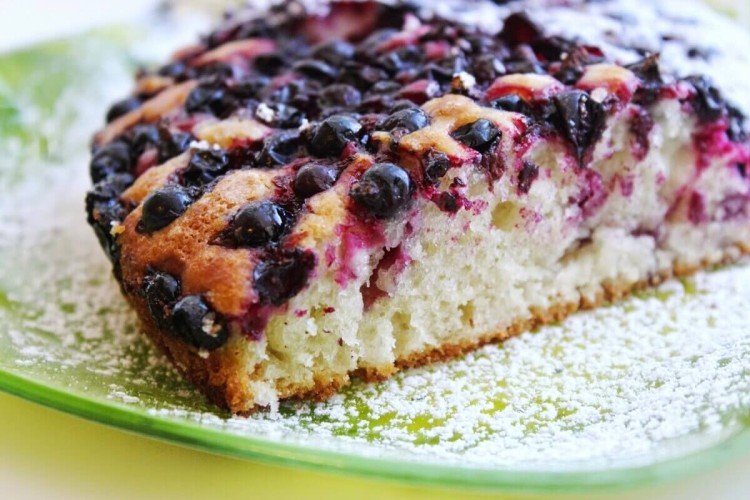 Pastel con bayas en olla de cocción lenta
