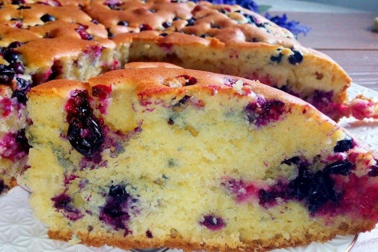 Pastel de leche condensada con bayas