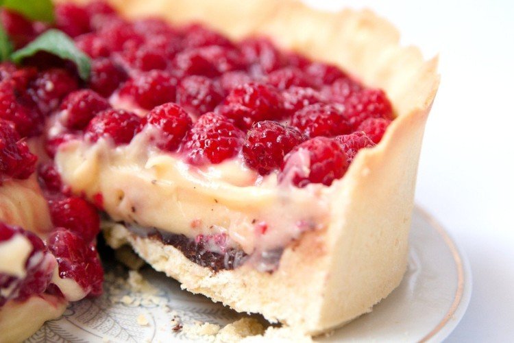 Pastel con bayas y crema pastelera