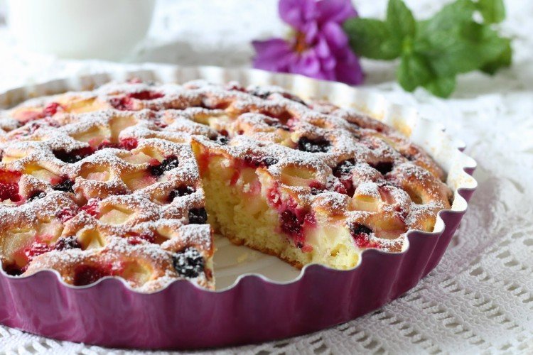 Pastel con bayas y manzanas