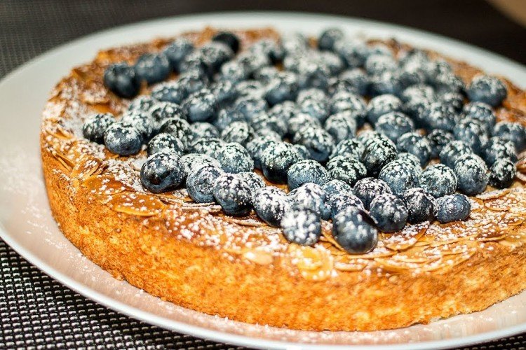 Pastel de harina de coco con bayas