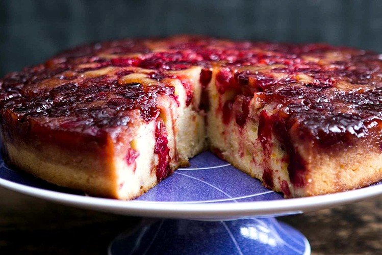 Pastel con bayas y almendras