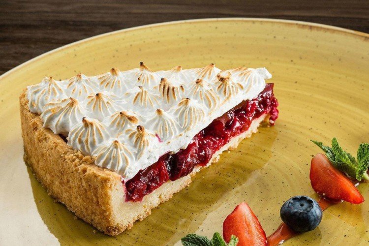 Pastel con bayas y claras batidas