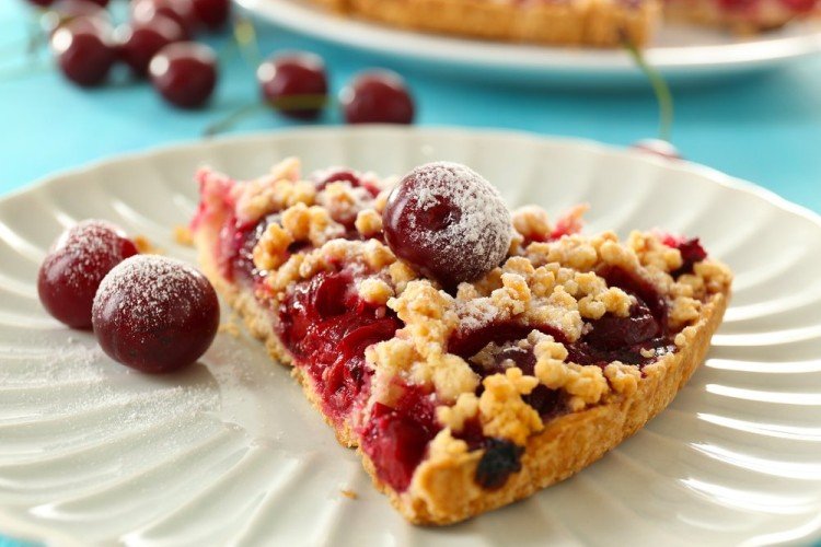 Pastel rallado vegano con bayas