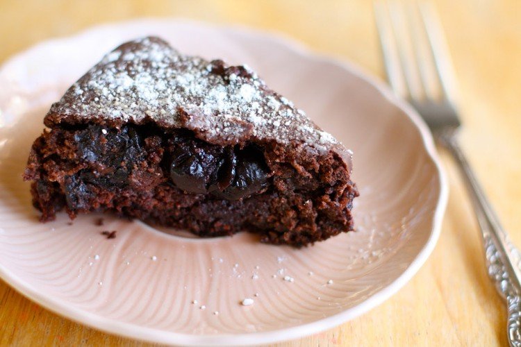 Pastel de chocolate con bayas