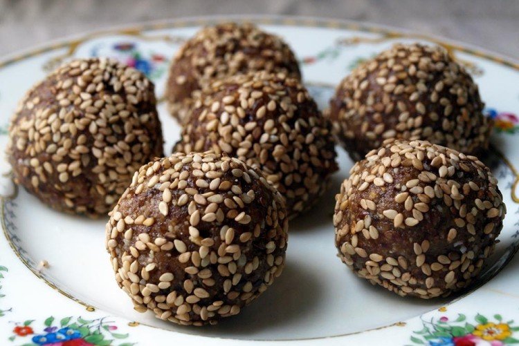 „Kartoshka“-Gebäck aus Keksen in Sesam