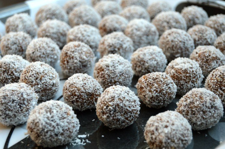 „Kartoshka“-Gebäck mit Kokosraspeln