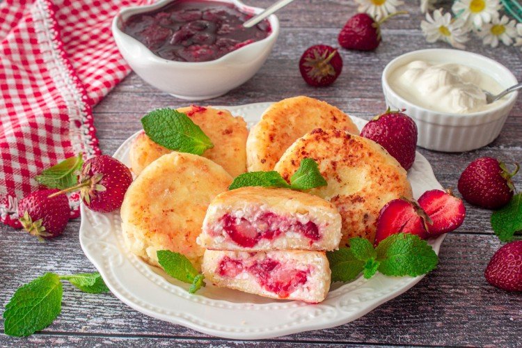 Healthy Syrniki with Strawberries