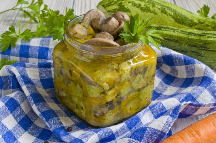 Calabacín al estilo coreano con champiñones para el invierno