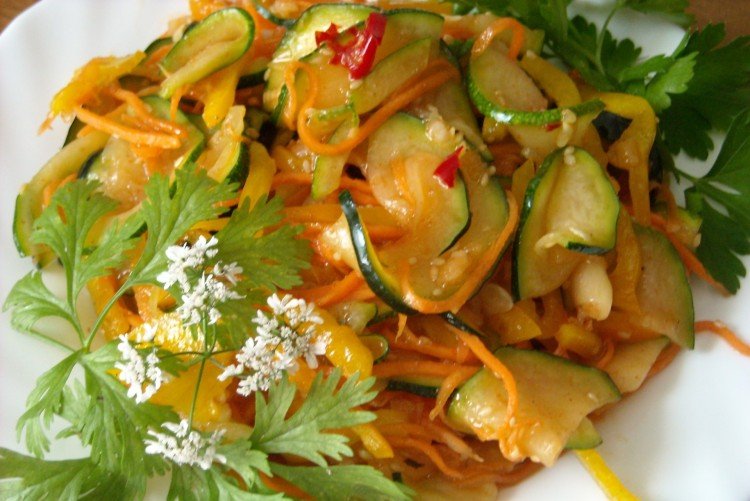 Calabacín al estilo coreano con sésamo