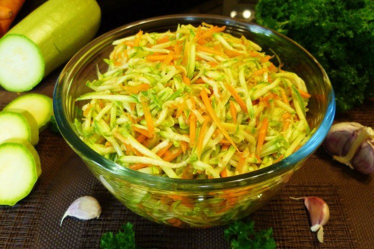 Calabacín al estilo coreano con zanahoria