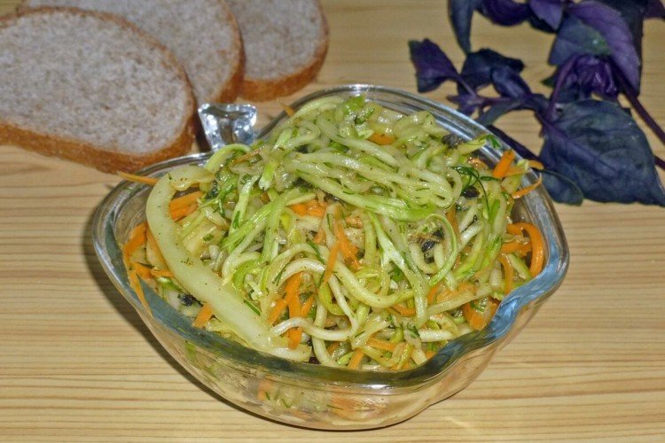 Calabacín al estilo coreano con pepinos para el invierno