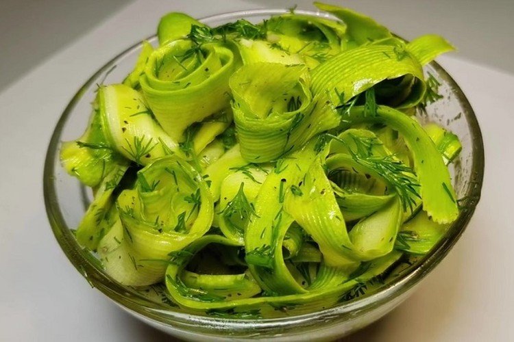 Calabacín al estilo coreano con hierbas