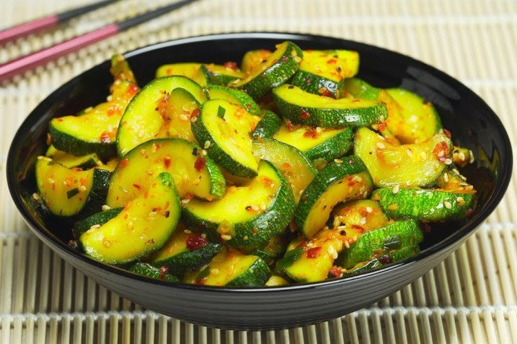 Calabacín al estilo coreano con salsa de soja para el invierno