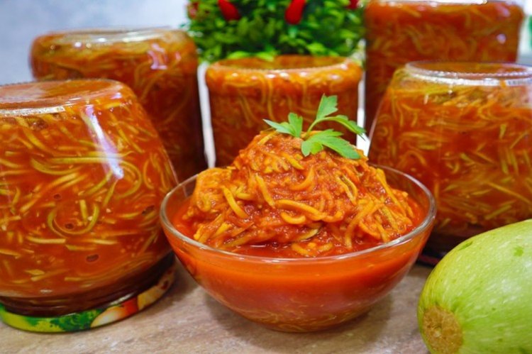 Calabacín al estilo coreano con pasta de tomate