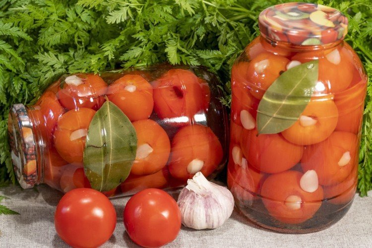Tomates enteros encurtidos