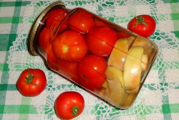 Tomates con manzanas para el invierno