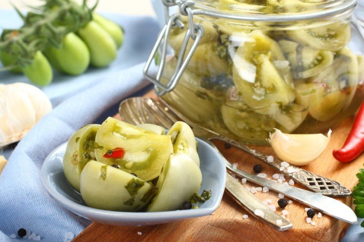 Tomates verdes encurtidos en rodajas